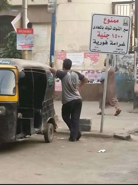 ”تحدّي التوكتوك لإشارات المرور: خطر متجاوز يُهدِّد الحياة في القاهرة والجيزة”