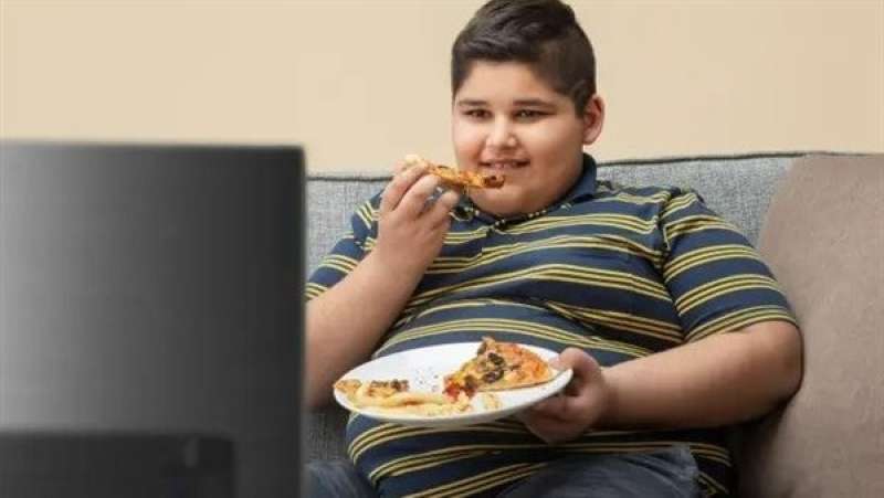 دراسة: تناول العشاء أمام شاشة التليفزيون يزيد الوزن