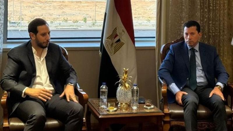 وزير الشباب والرياضة يبحث سبل دعم رياضة السيارات في مصر