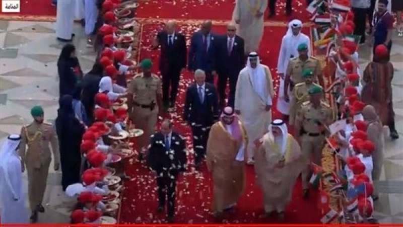 بالورود.. استقبال حافل للرئيس السيسى والقادة العرب فى العاصمة البحرينية