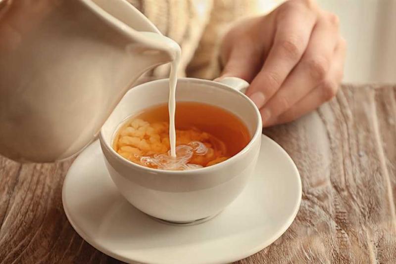 صحتك تهمنا.. خبراء يحذرون من مخاطر الإفراط في غلي الشاي بالحليب