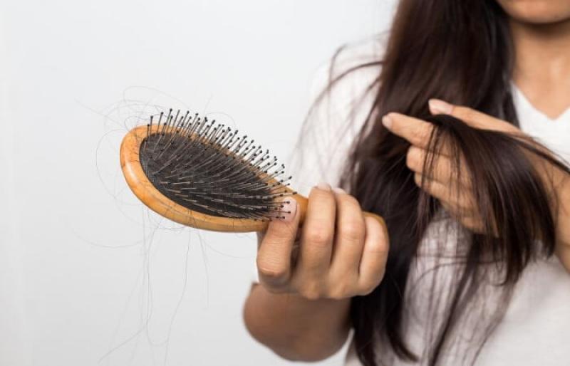 تساقط الشعر في فصل الصيف: تحديات وحلول للنساء المحجبات