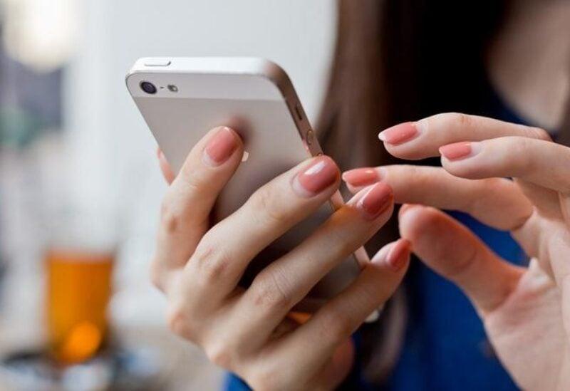 دراسة تحذر من quot;آثار خطيرةquot; لإدمان الفتيات للهواتف الذكية