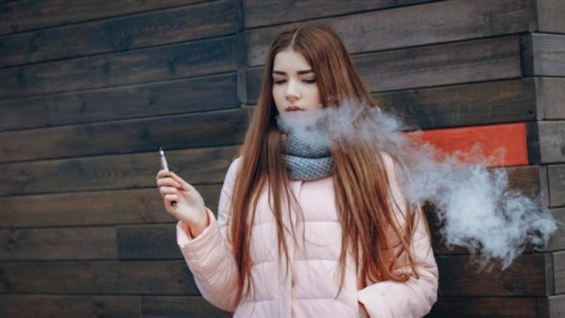 فتاة مراهقة بين الحياة والموت بسبب السجائر الإلكترونية.. ما القصة؟