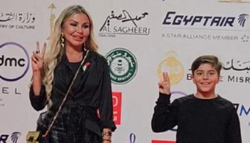 رزان مغربي وأبنها  في مهرجان القاهرة السينمائي الدولي الـ45 لحضور عرض وين صرنا