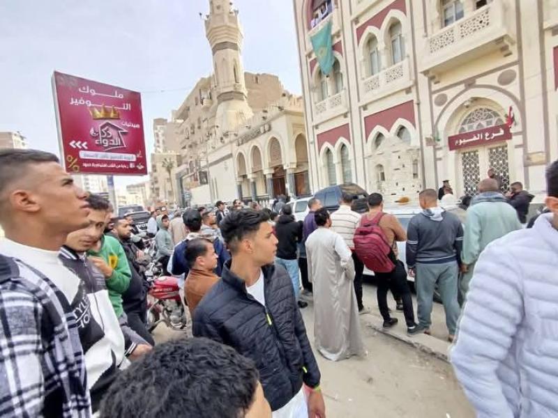 حادث اعتداء داخل بنك مصر فرع الفيوم: عميل يهاجم موظفين وضابط شرطة بسكين حادة