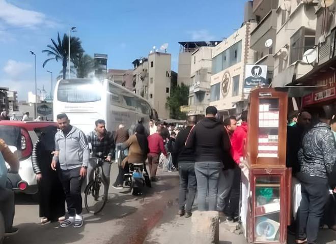 بائع  سجاير يعتدي علي سائق في باب الحرس بدمياط  بسبب 5 جنيهات