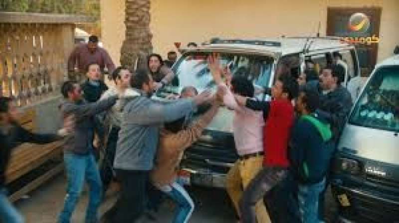 بسبب 50 قرشًا.. راكب يطعن سائق ميكروباص بـ100 غرزة في المحلة الكبرى