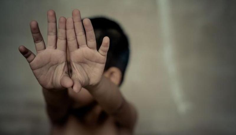 جرّده من ملابسه ..تفاصيل تصوير عاطل لطفل عاريًا في الجمالية