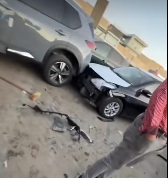 إصابة شخصان وتحطم 11 سيارة إثر اصطدام تريلا بمعرض في القطامية