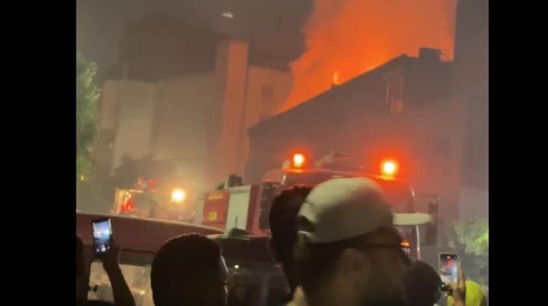 قوات الحماية المدنية  تسيطر علي حريق هائل يلتهم عقارًا في وسط البلد بالقاهرة
