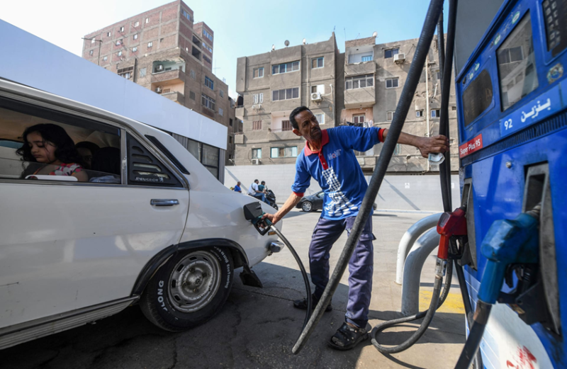 أزمة ”البنزين المغشوش” تشتعل في مصر.. ومطالب برلمانية لكشف ”المافيا المتورطة”