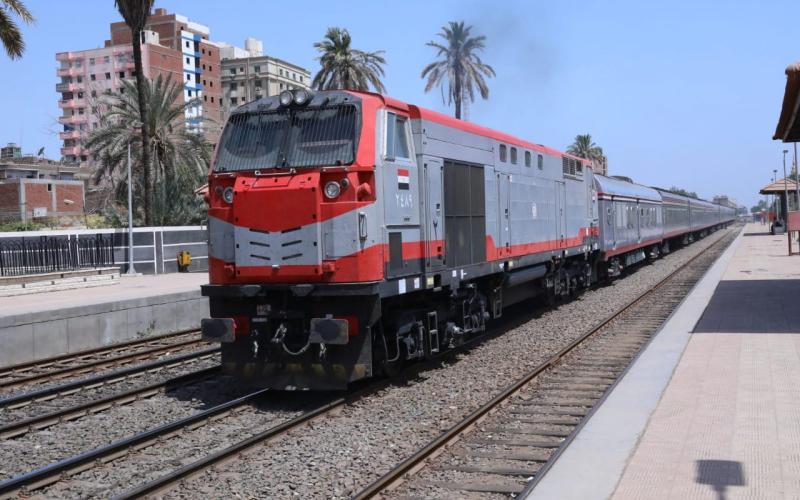 إصابة طالب بـ بتر في ذراعه الأيمن إثر سقوطه من القطار بقنا