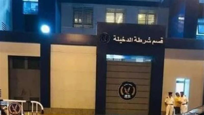 زوج مدمن يطرد زوجته من شقتها بالعجمي ويلقي بملابسها في الشارع