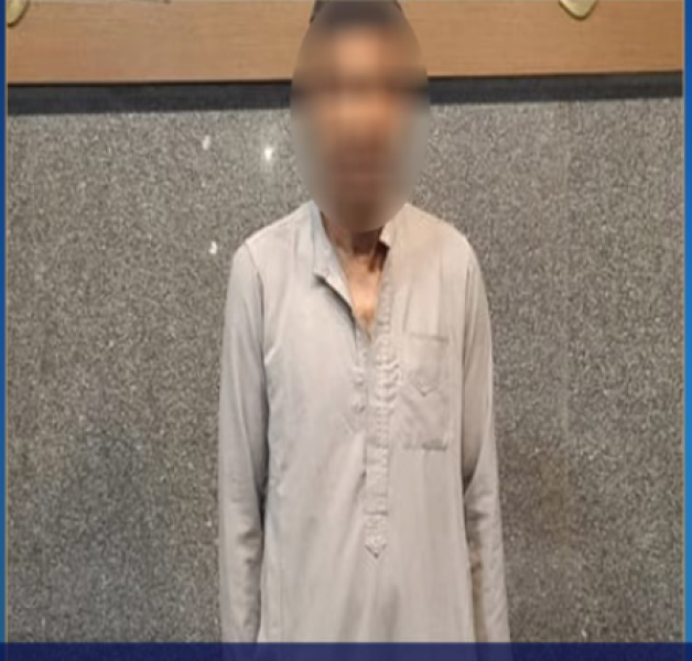 شاهد فيديو : ضرب سيدة شبه عارية أمام مستشفى والمتهم يبرر: ”أردت سترها”