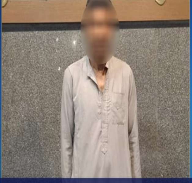 شاهد فيديو : ضرب سيدة شبه عارية أمام مستشفى والمتهم يبرر: ”أردت سترها”