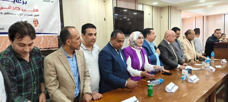 مستقبل وطن سوهاج يكرم 150 من عمال النظافة بحي غرب احتفالاً بعيد العمال
