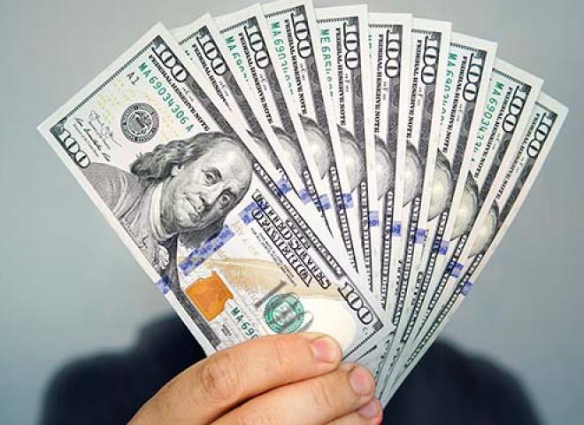سعر الدولار مقابل الجنيه المصري اليوم الإثنين 19 مايو 2025 فى منتصف التعاملات