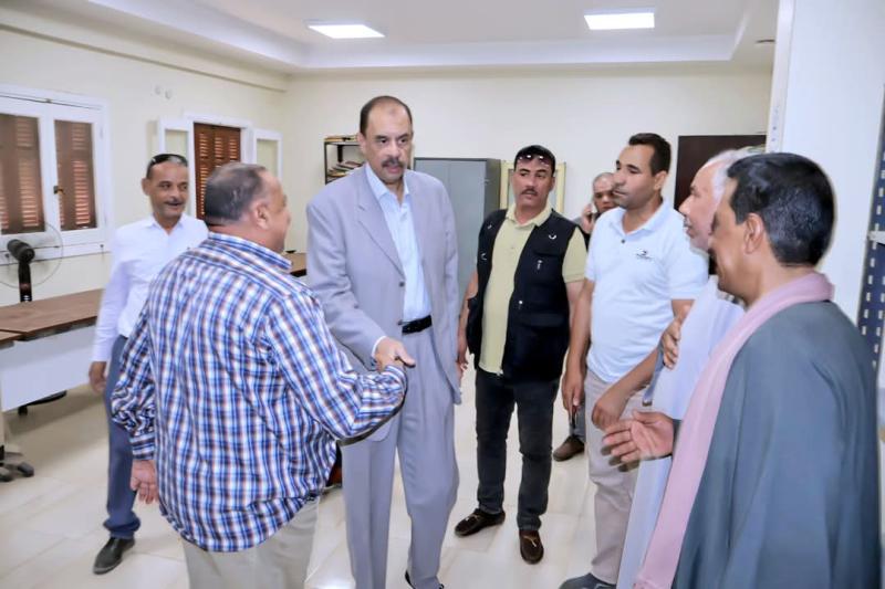 محافظ سوهاج في جولة ميدانية مفاجئة بجرجا ..  ” سراج ” يبدي استياءه من مستوى النظافة وكثرة الإشغالات بالمدينة ..