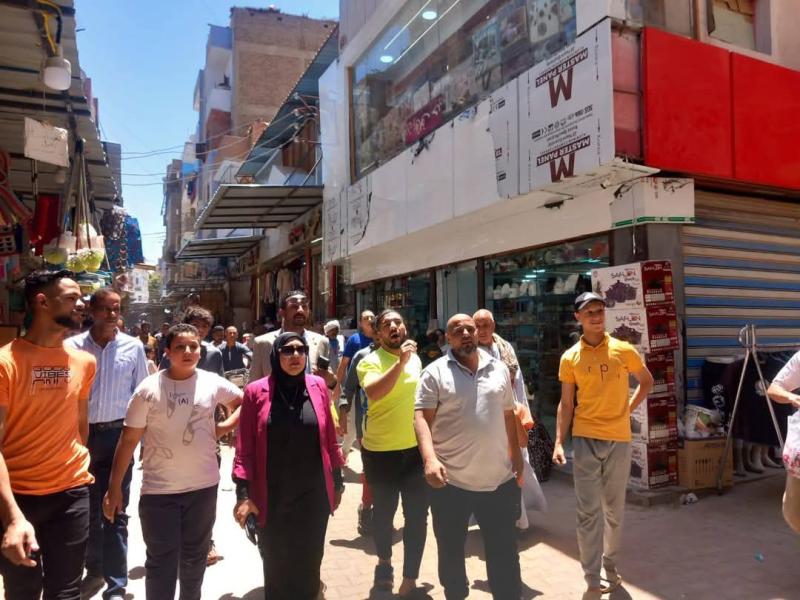 حملة إشغالات ومرور على المحلات التجارية بالطريق العام بابنوب لمراجعة تراخيص المحال العامة