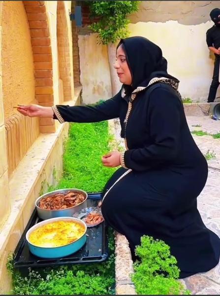 سيدة تثير الجدل في المقابر: ”تُطعم زوجها المتوفى فراخ ومحشي” في مشهد غريب يشعل مواقع التواصل