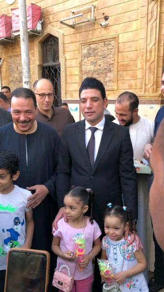 نائب محافظ سوهاج يشارك الأطفال فرحتهم ويوزع الحلوى والألعاب.. ويزور مركز الأورام لتهنئة الأطفال