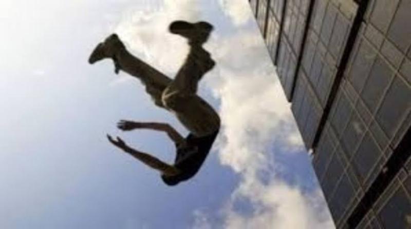 بسبب إدمانه للمواد المخدرة..عاطل ينهي حياته من شرفة منزله في الجيزة