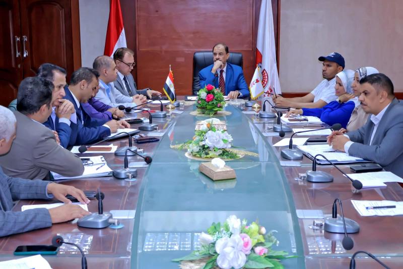محافظ سوهاج يعقد اجتماعًا لوضع خطط تشغيل الأسواق الحضرية الجديدة واستغلالها الأمثل