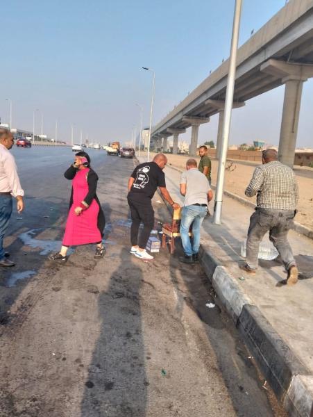 شاهد بالصور.. حملة إزالة إشغالات في حي السلام ومطاردة عربات المشروبات الساخنة التي تديرها فتيات