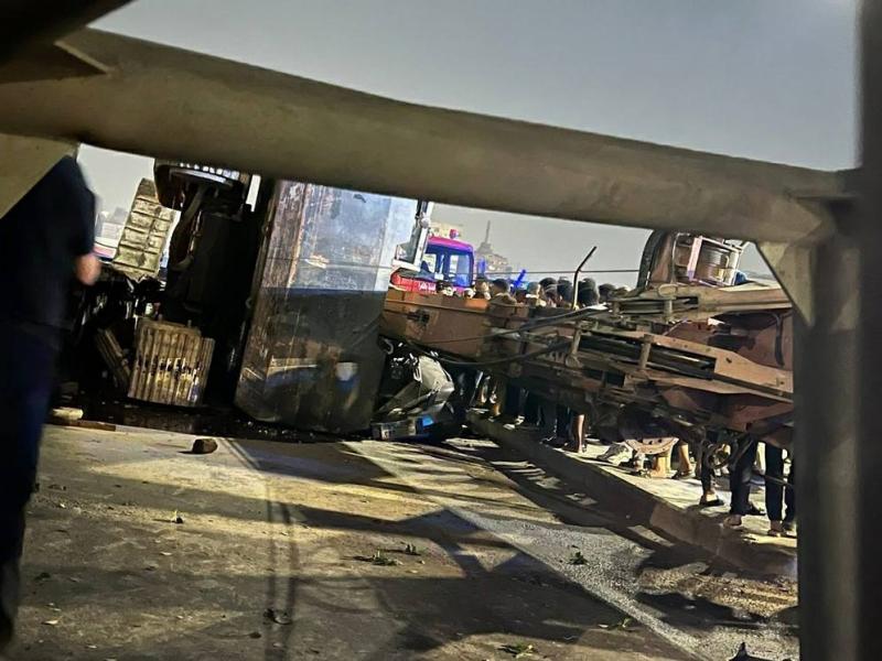 مأساة على طريق الأوتوستراد: مصرع أم وابنتها وسقوط ونش من تريلا يحطم أسرة كاملة في طرة