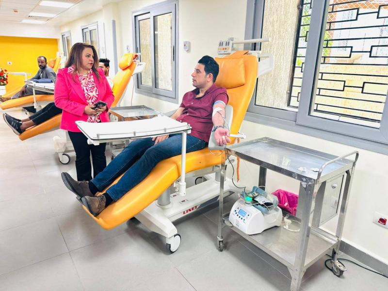 نائب محافظ سوهاج يشارك فى حملة التبرع بالدم احتفالًا باليوم العالمى