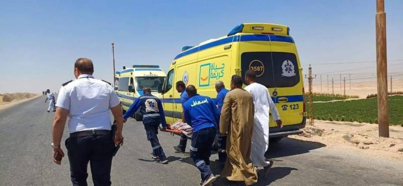 مأساة على طريق ديروط.. مصرع عامل وإصابة 21 في انقلاب سيارة عمال بمحور ديروط بأسيوط