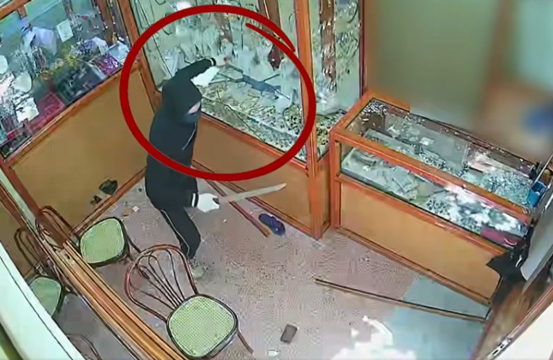 سطو بالسيوف والحجارة على محل مجوهرات في الجزائر.. والشرطة تحبط المخطط وتعتقل الجناة