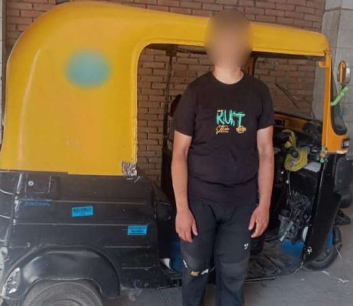الداخلية تكشف تفاصيل فيديو ”توك توك عكس الاتجاه” على طريق سريع بالمنوفية وتضبط السائق