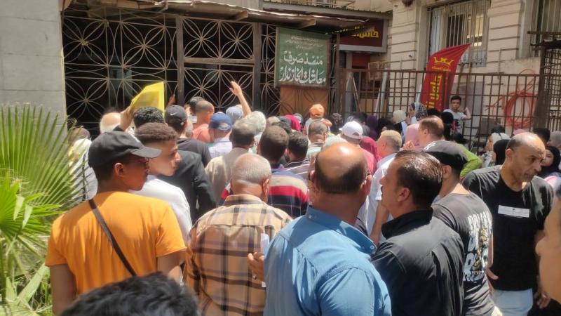 معاناة يومية لأصحاب المعاشات في إجراءات التأمين الصحي.. ومناشدة  لرفع الإهانة عن كبار السن