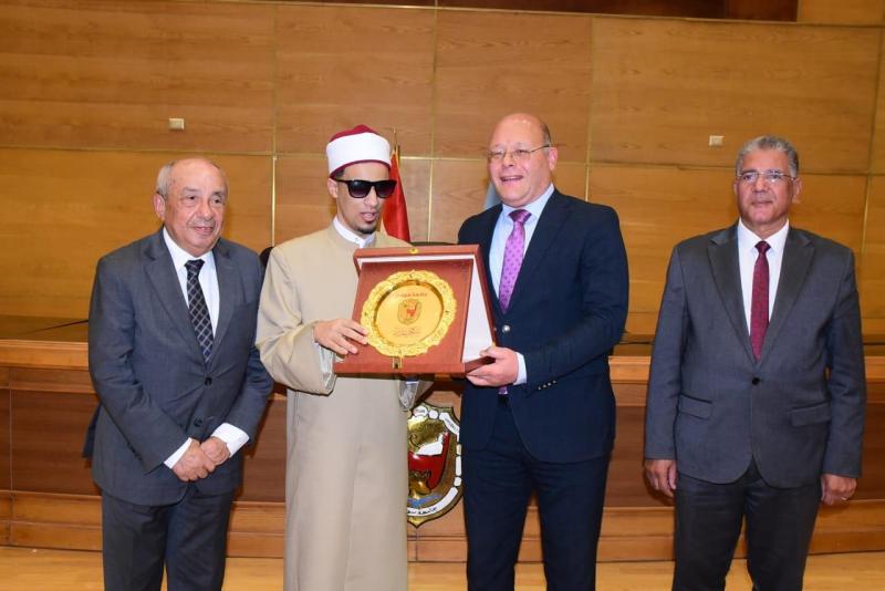 رئيس جامعة سوهاج ونقيب المهندسين يشهدان تخرج دفعة جديدة