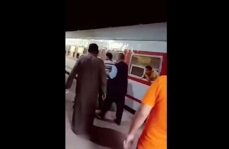 كمسري يعتدي على طالب داخل محطة قطار في مصر يثير موجة غضب على مواقع التواصل