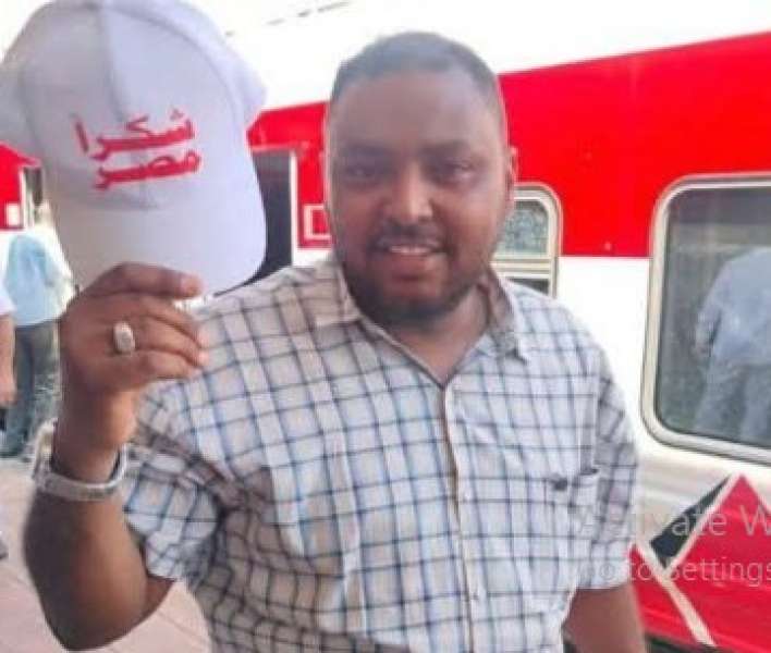 شكراً يا مصر.. سوداني يودّع القاهرة رافعاً قبعته في محطة القطار تقديراً للكرم والمساندة