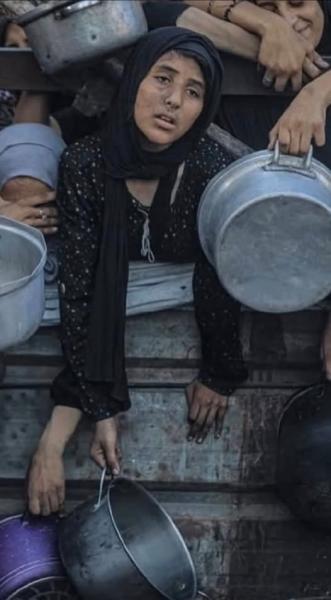 صورة تهز القلوب.. فتاة من غزة تتصدر مشاهد الجوع وسط صمت عالمي مشين