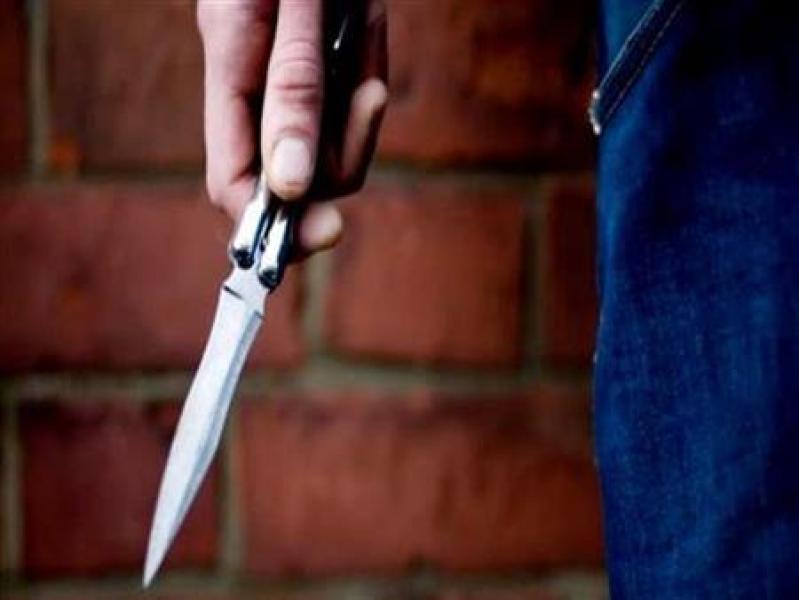عامل يطعن جاره بمطواة بسبب خلافات الجيرة بالمنشأة