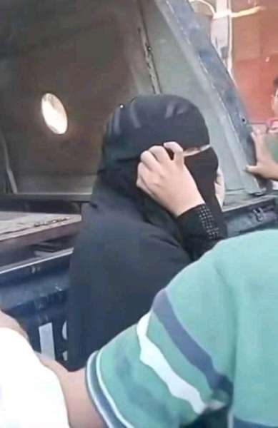”فوبيا الخطف والمخدرات” تُصيب المصريين.. اعتداء بالضرب على سيدة منتقبة بسبب عبوة أنسولين!