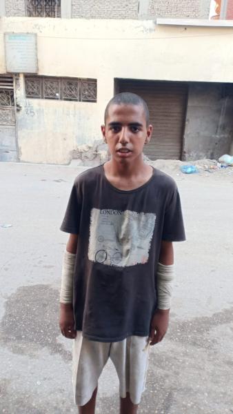 طفل بلا اسم.. مأساة صبي بلا هوية يبحث عن كرامة في وطنه .. فهل  نستطيع مساعدتة ؟
