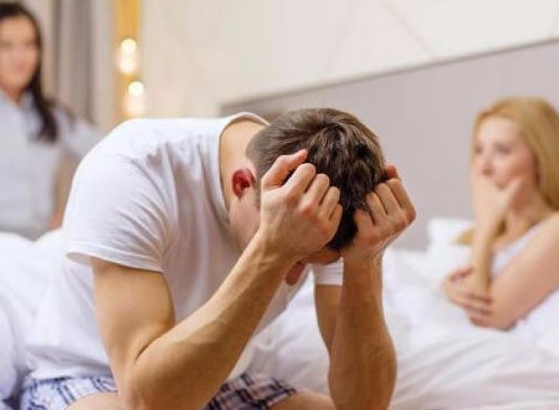 زوج يهاجم زوجته وعشيقها بساطور بعد ضبطهما داخل غرفة النوم في المقطم