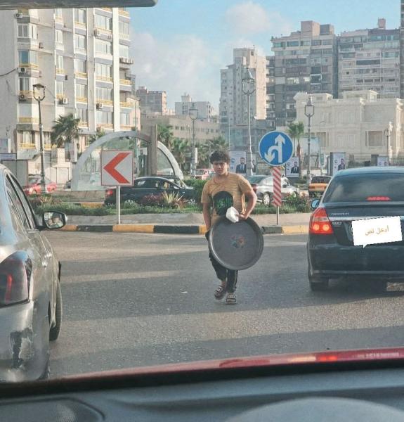 في الإسكندرية  : شاب يستغل إشارات المرور قرب سان ستيفانو ويبتز قائدي السيارات بـحيلة الدق على السيارة