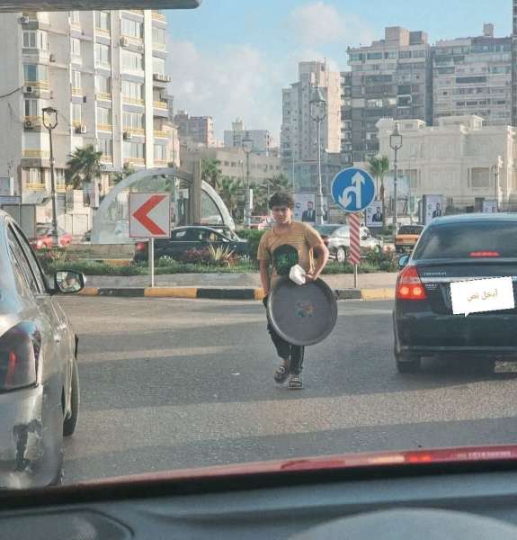 في الإسكندرية  : شاب يستغل إشارات المرور قرب سان ستيفانو ويبتز قائدي السيارات بـحيلة الدق على السيارة
