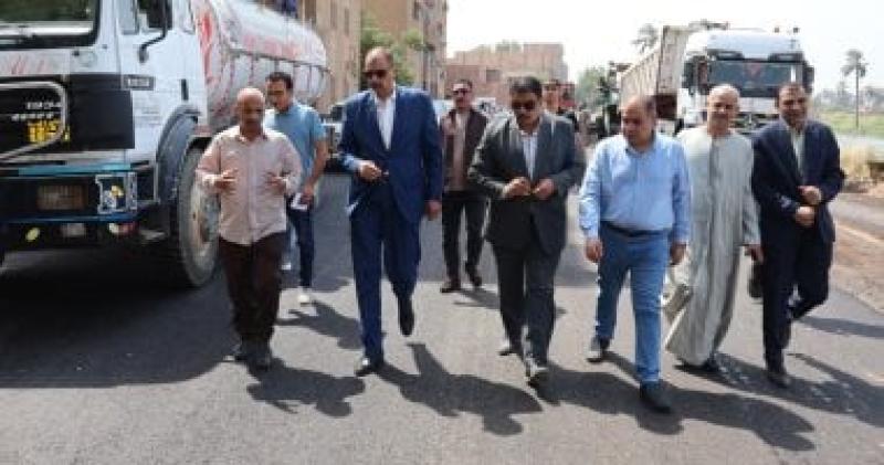 محافظ سوهاج يتفقد أعمال الرصف والتطوير ورفع كفاءة الطرق والشوارع بالمنشأة