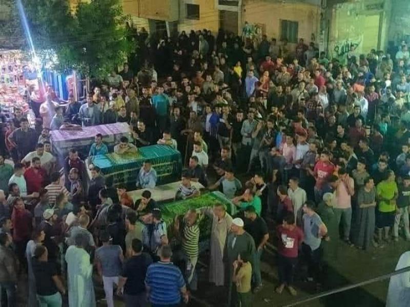 جنازة جماعية مؤثرة لعائلة كاملة قضت في حادث مأساوي على طريق طريق العلمين