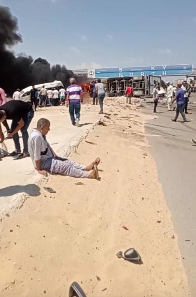 بالصور : كارثة على طريق مطروح الإسكندرية.. تصادم واشتعال 11 سيارة يخلف خسائر فادحة