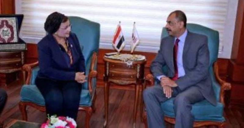 محافظ سوهاج ونائب وزير الصحة يناقشان تطوير القطاع الصحي