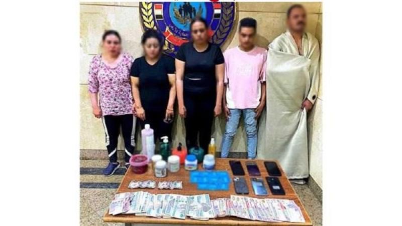 راغب متعة ومالك النادي وصديقاتهم في قبضة القانون.. كشف نشاط دعارة بمقابل مالي بالشيخ زايد